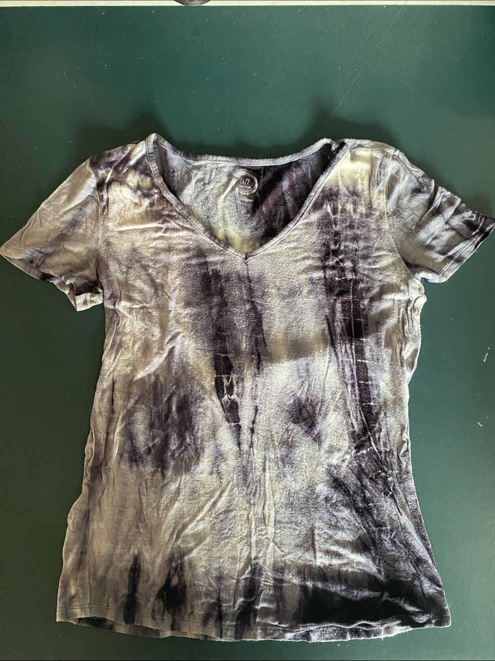 V-Neck Short Sleeve Tie-Dye Tee in Black and Gray